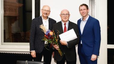 Feierliche Ehrung: Dr. Wolf-Dieter Zumpfort wird zum Ehrenvorsitzenden ernannt und erhält seine Urkunde als Anerkennung für sein langjähriges Engagement.